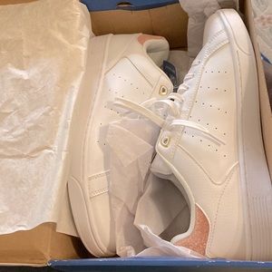 Women’s K-Swiss tennis shoes